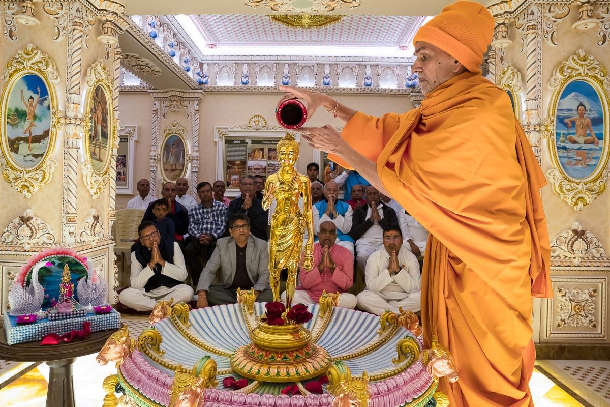 Swamishri performs abhishek of Shri Nilkanth Varni 