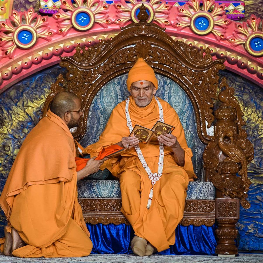 Swamishri inaugurates a new audio publication,<a href="https://www.baps.org/Publications/Audios/Katha/Sant-Vyakhyanmala-17-1314.aspx" target="blank" style="text-decoration:underline; color:blue;" > 'Sant Vyakhyanmala 17: Satsang Samjan' </a>