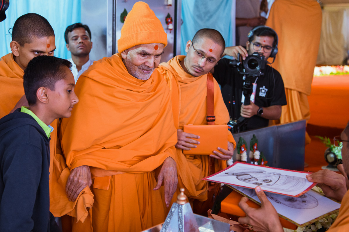 Swamishri observes sketches of Brahmaswarup Pramukh Swami Maharaj