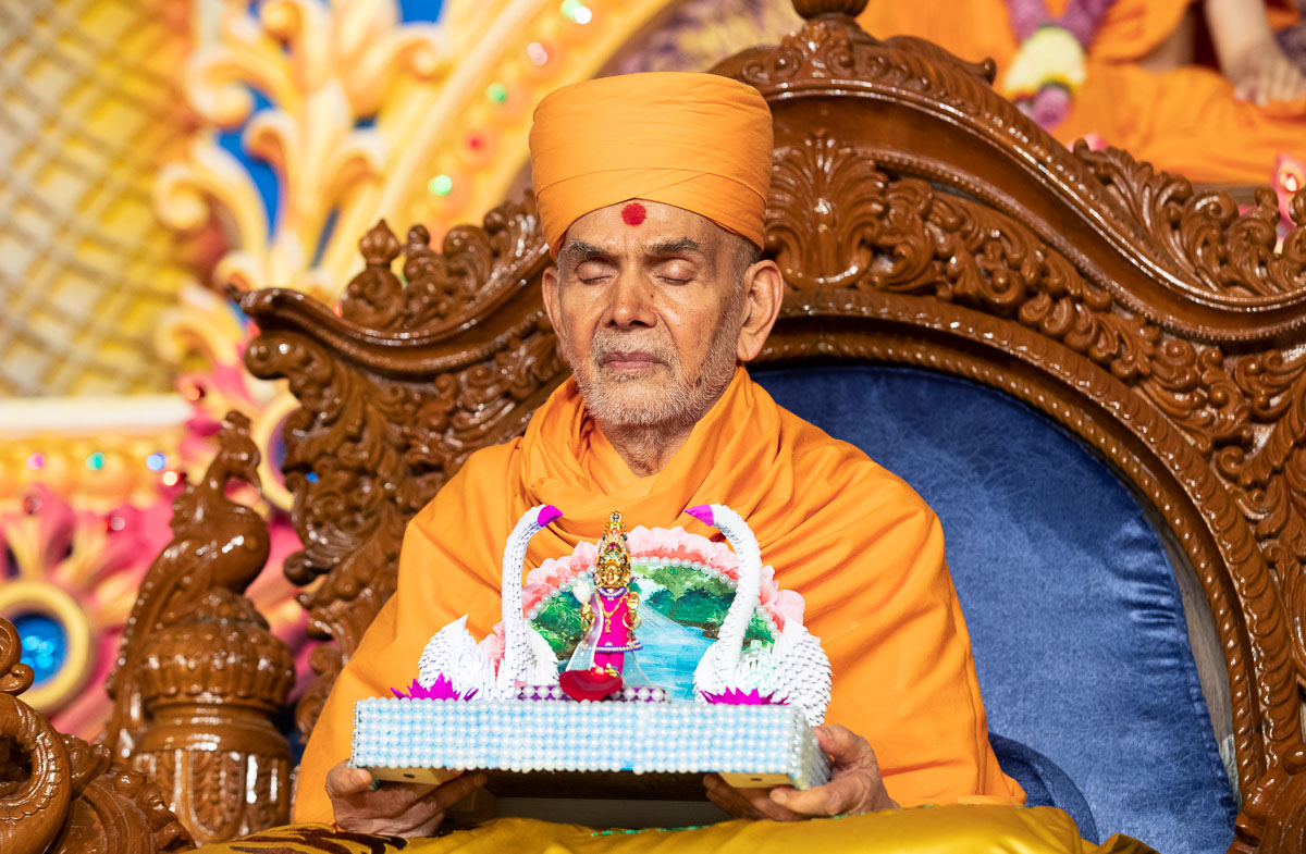 Swamishri during the mantra-pushpanjali