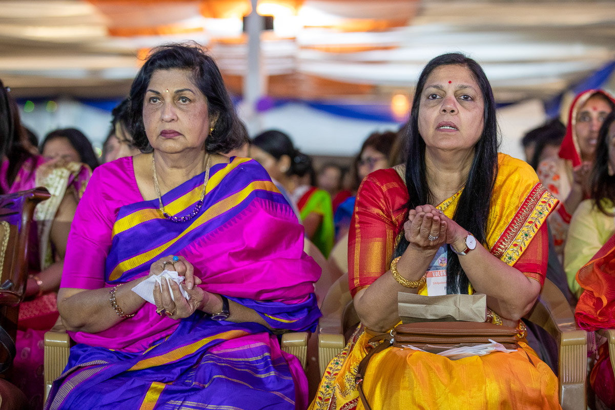 Devotees offer mantra-pushpanjali