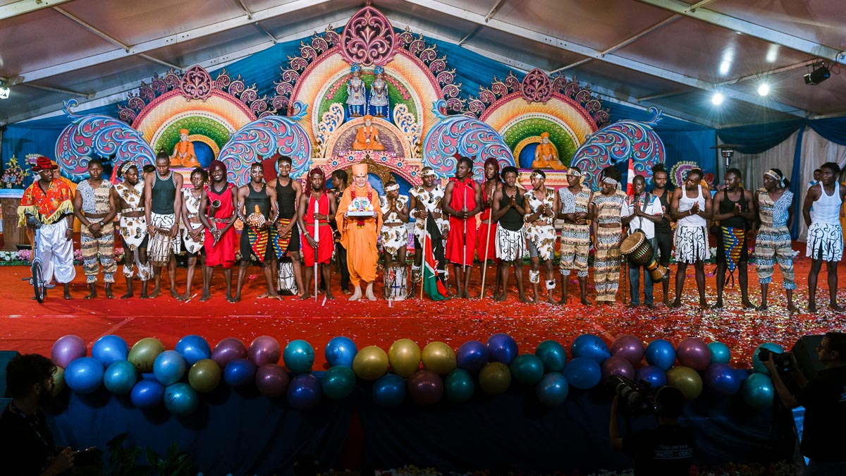 Kenyan youths with Swamishri