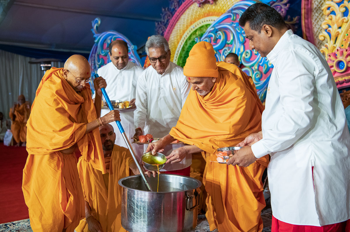Swamishri adds ingredients to prepare dudhpak