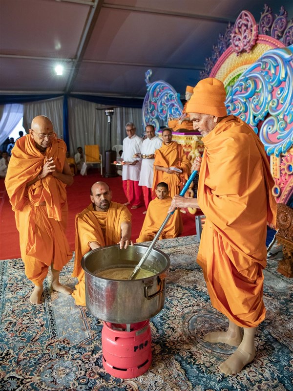 Swamishri stirs dudhpak mixture