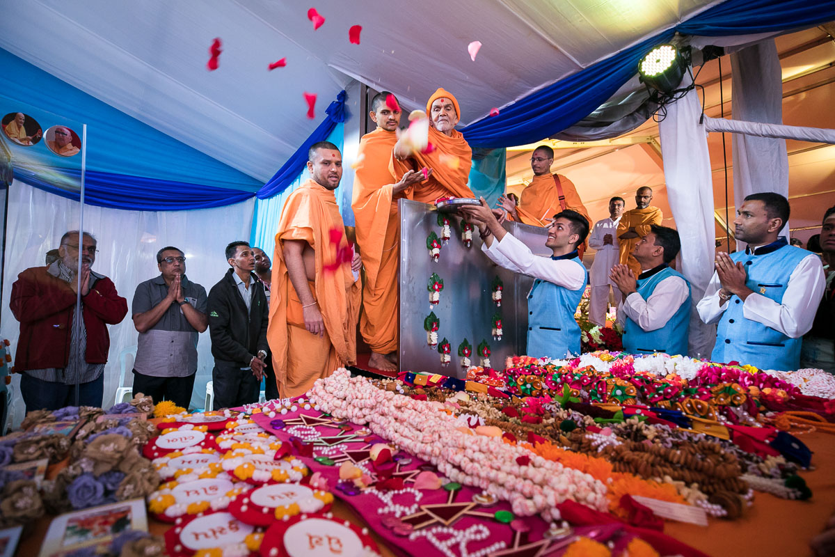 Swamishri sanctifies garlands