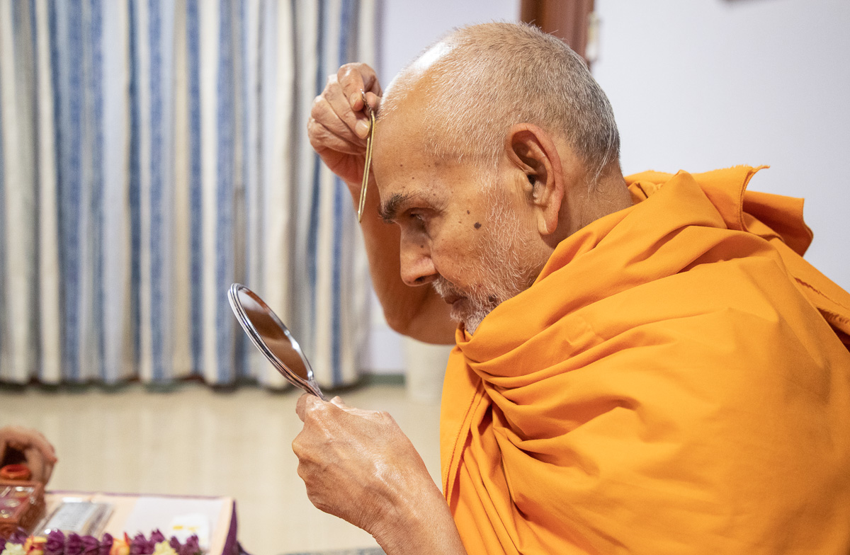 Swamishri applies tilak on his forehead