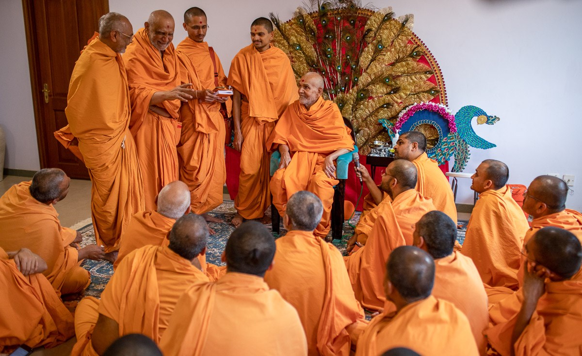 Swamishri shares a light moment with sadhus