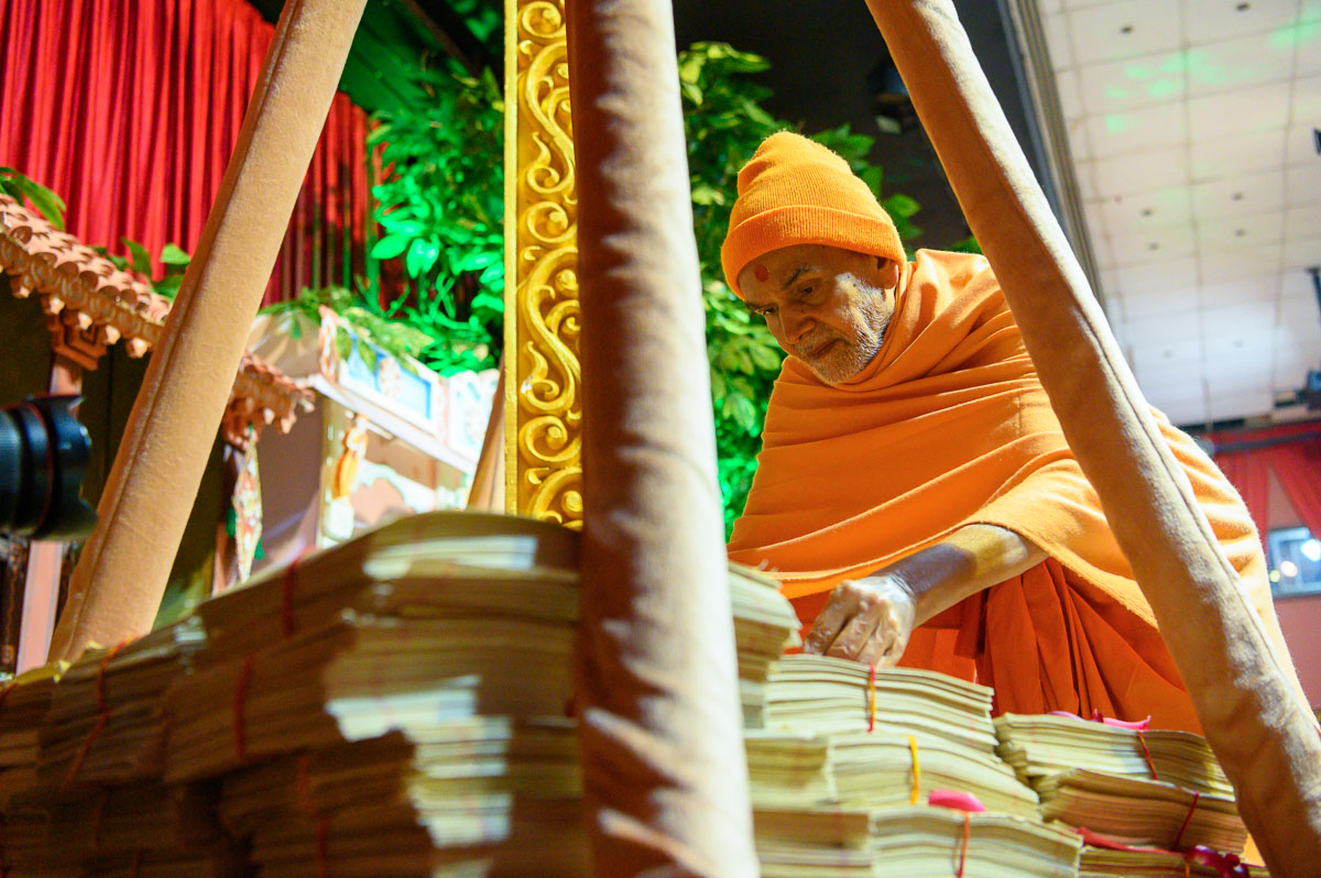 Swamishri places Vachanamruts in the tula