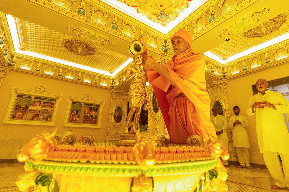 Swamishri performs abhishek of Shri Nilkanth Varni