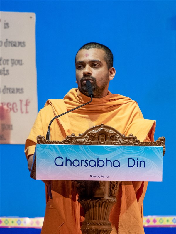 Rushimangal Swami addresses the assembly
