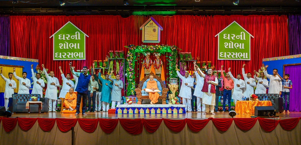 Devotees present before Swamishri