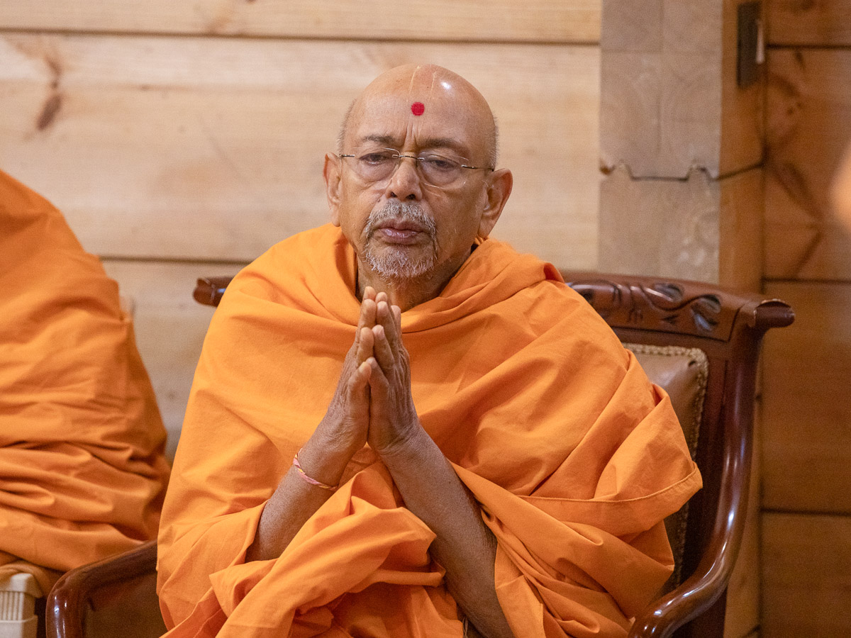 Pujya Tyagvallabh Swami doing Swamishri's puja darshan