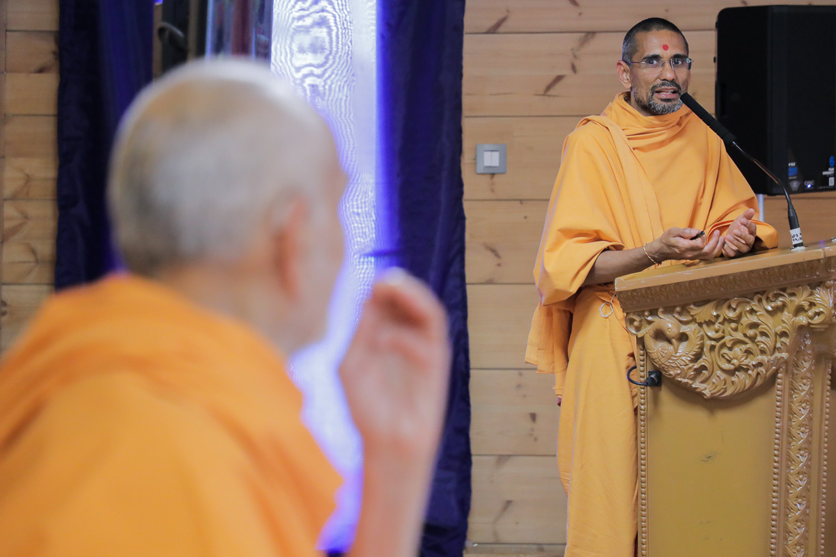 Atmatrupt Swami addresses a session