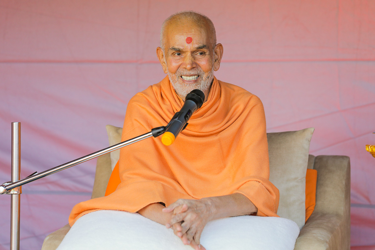 Swamishri blesses the sadhus