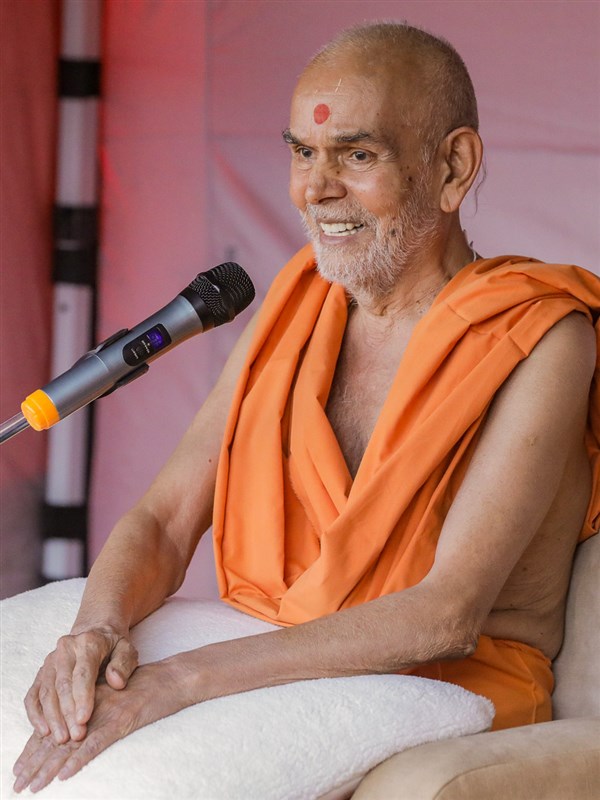 Swamishri shares a light moment with the sadhus