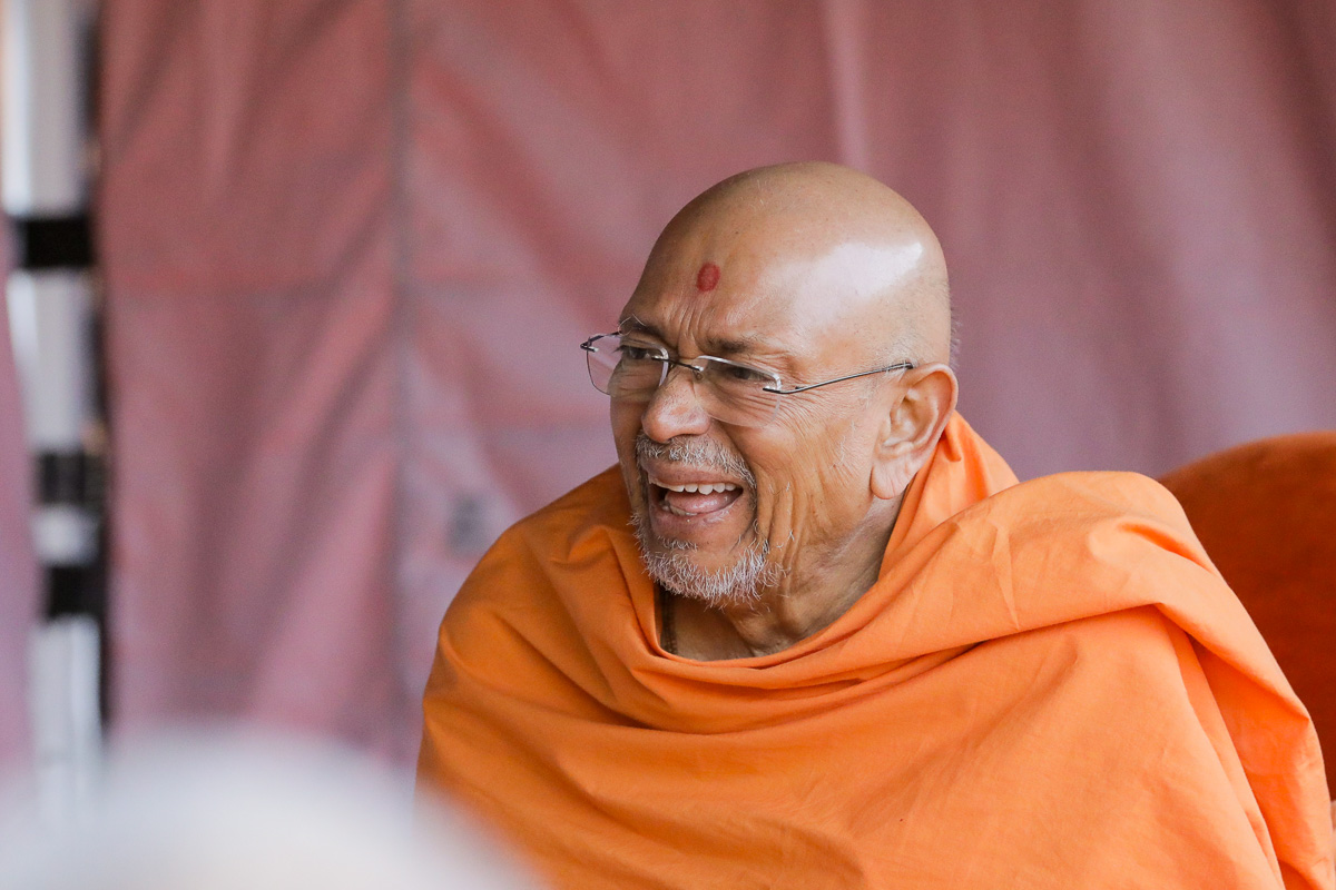 Pujya Tyagvallabh Swami during a session