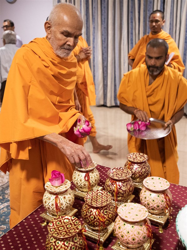 Param Pujya Mahant Swami Maharaj showers flowers on the kalashes