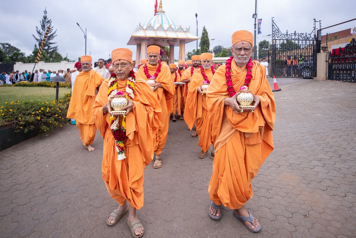 Pujya Tyagvallabh Swami and sadhus carry the kalashes while performing pradakshina