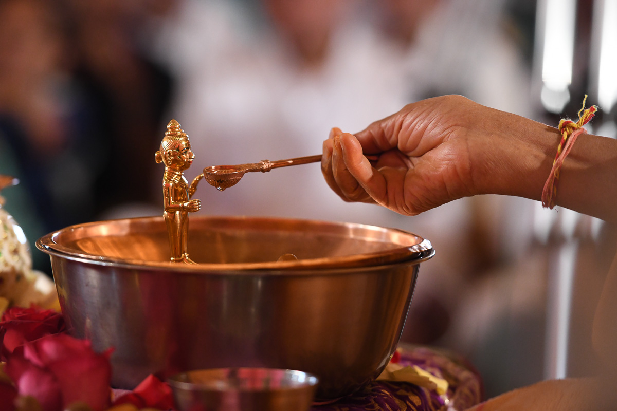 Pujya Tyagvallabh Swami performs the pratishtha mahapuja rituals