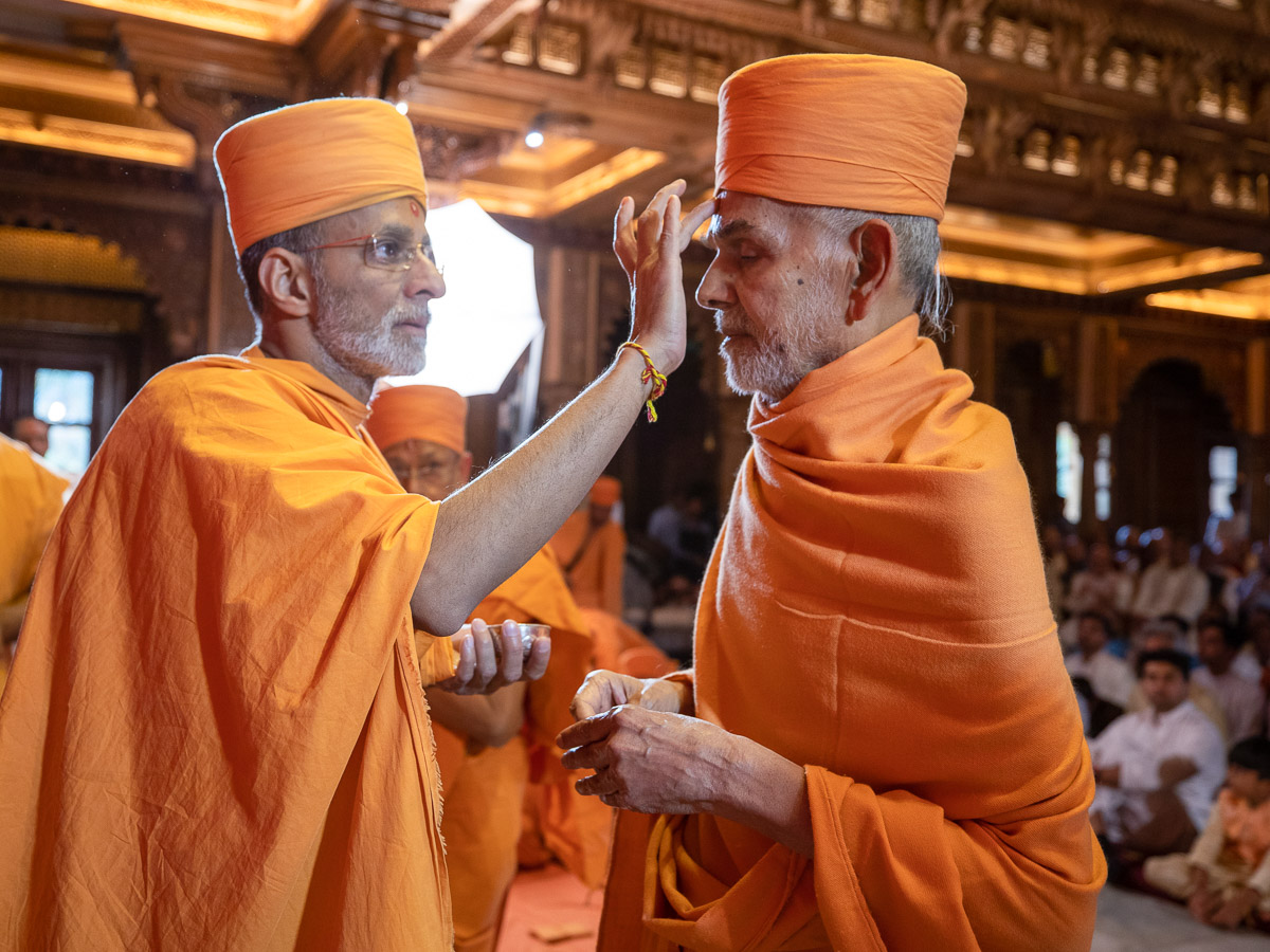 Priyavrat Swami performs pujan of Swamishri
