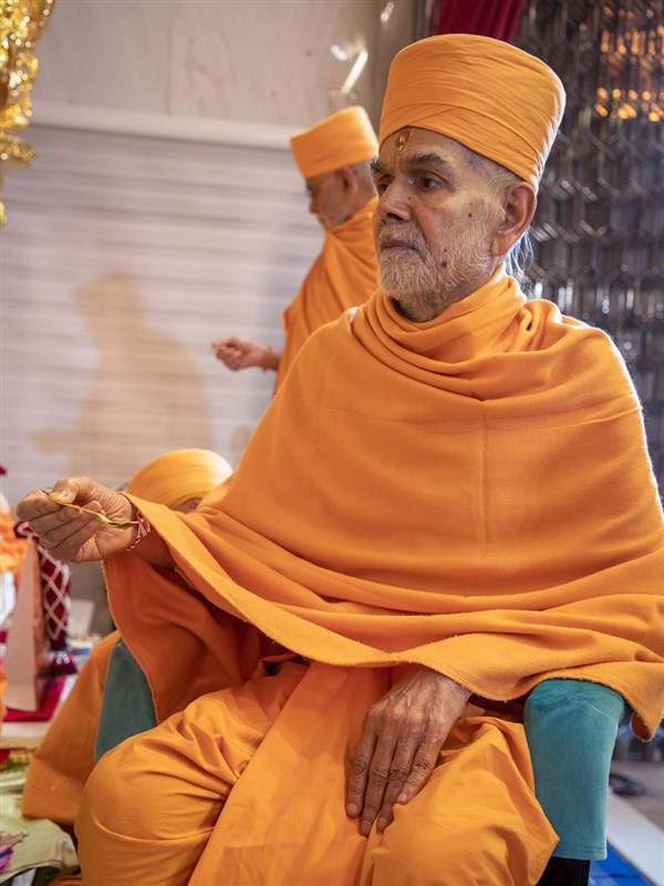 Swamishri performs the pratishtha mahapuja rituals