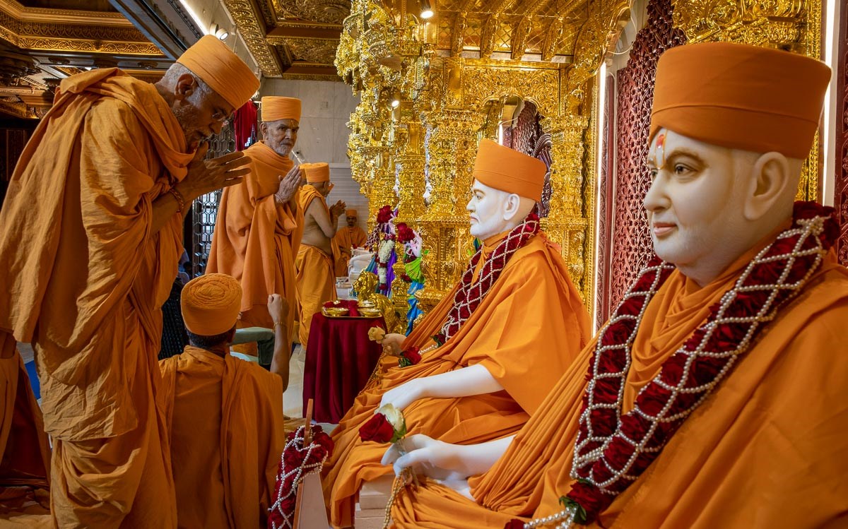 Swamishri and sadhus perform the murti-pratishtha rituals