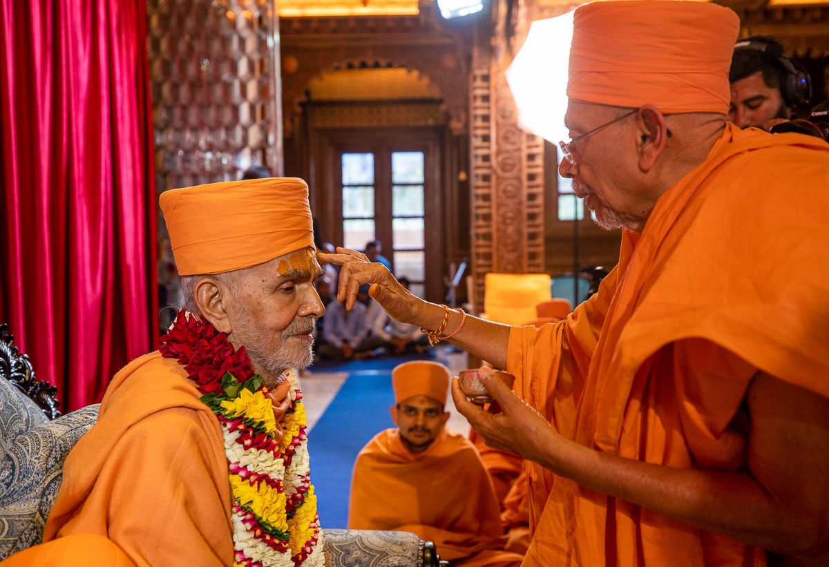 Pujya Tyagvallabh Swami applies chandan to Swamishri