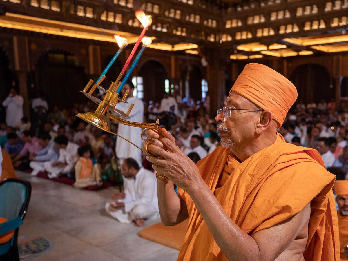 Pujya Tyagvallabh Swami performs the pratishtha arti