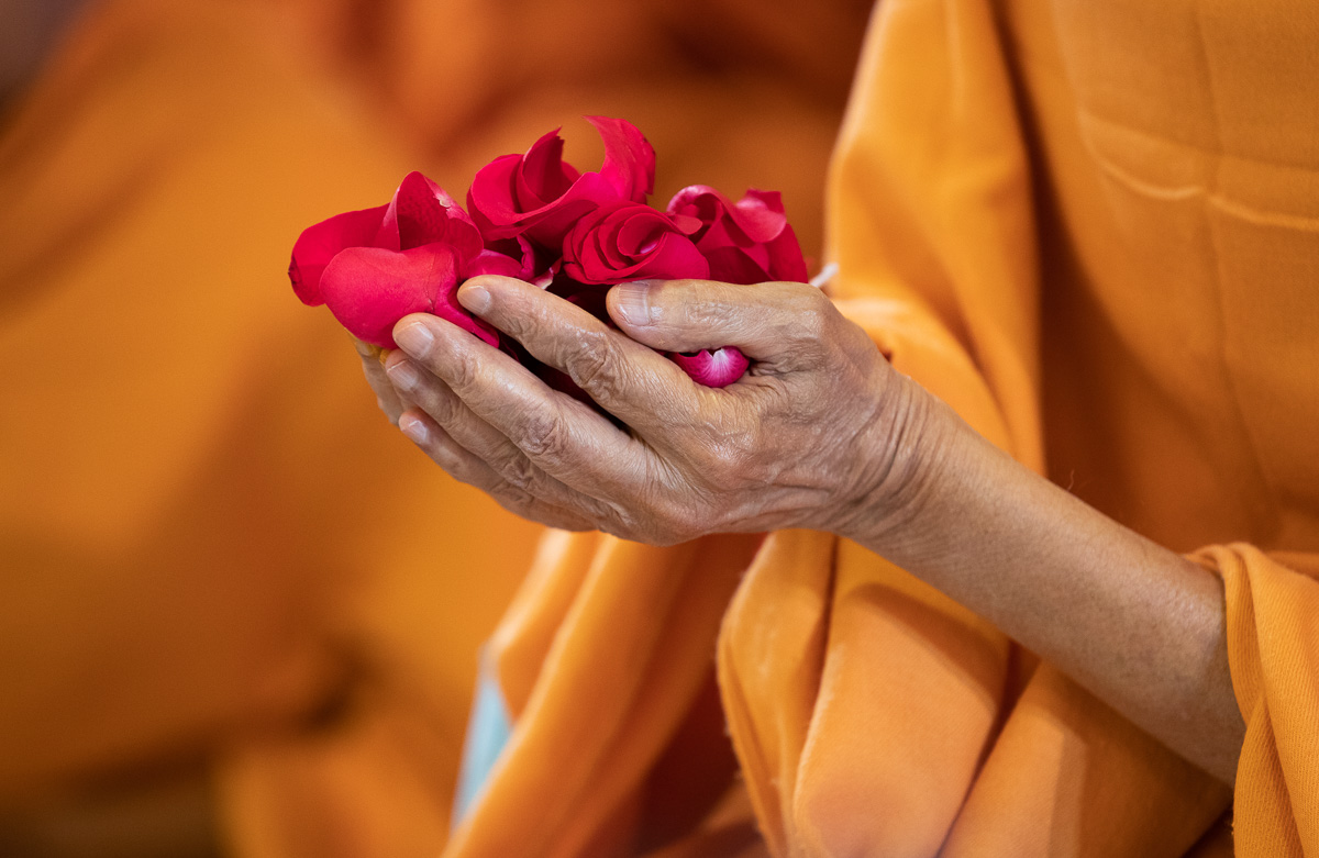 Swamishri offers the mantra-pushpanjali