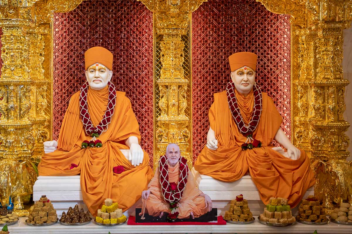 Brahmaswarup Shastriji Maharaj, Brahmaswarup Pramukh Swami Maharaj and Pragat Brahmaswarup Mahant Swami Maharaj