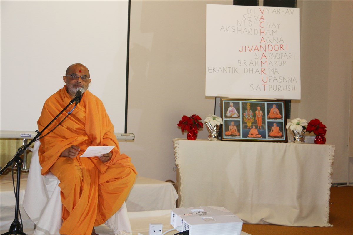 Gnaneshwar Swami addresses the delegates
