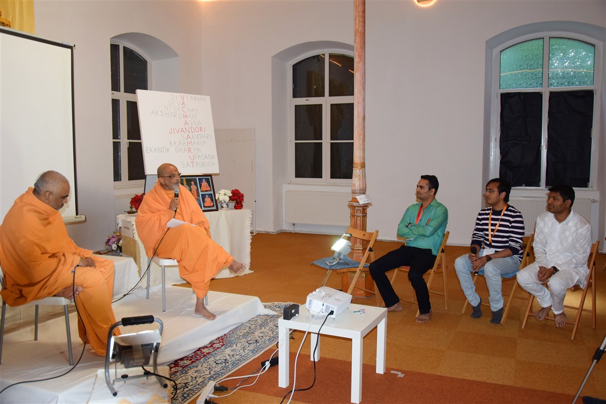 Gnaneshwar Swami participates in a Q&A session