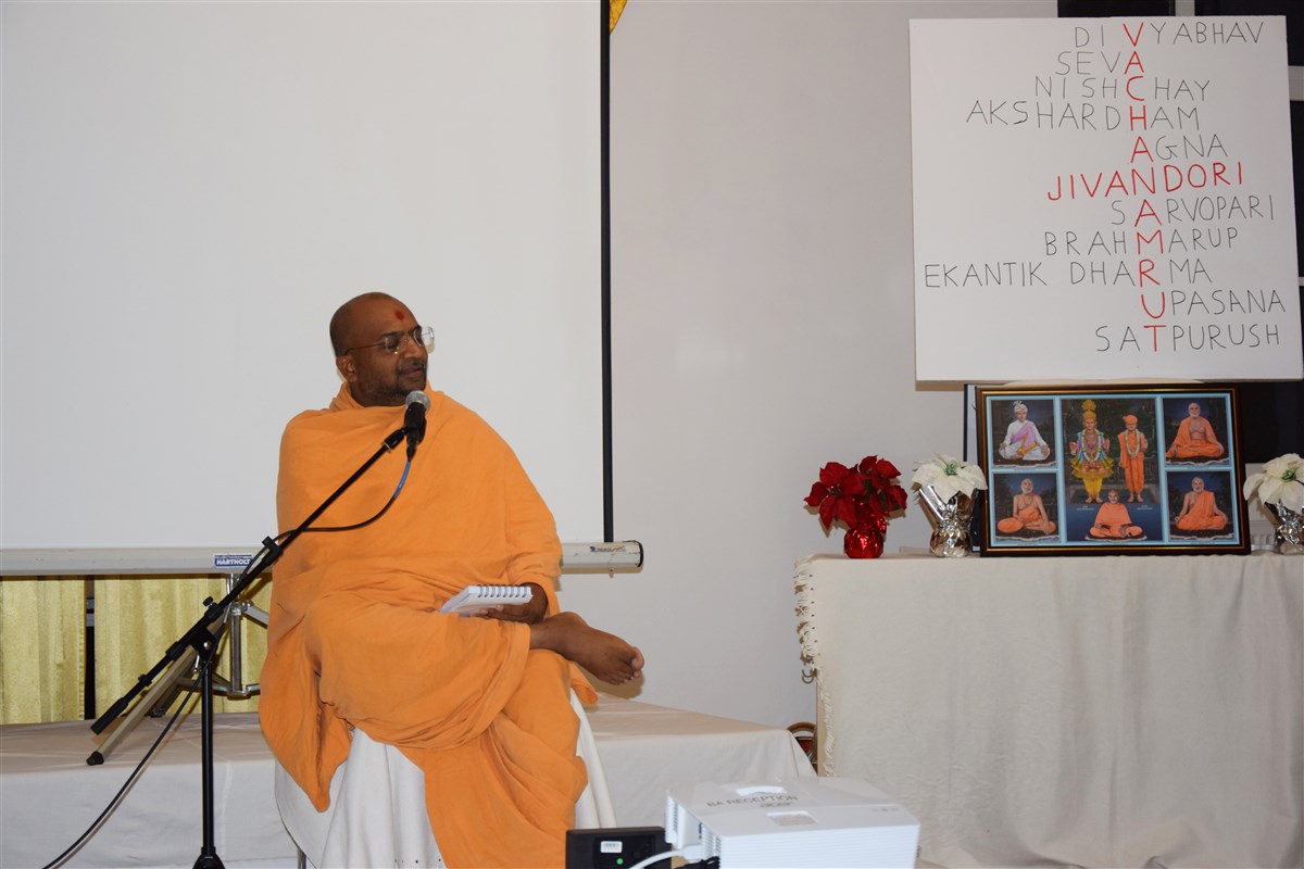Sarvadarshan Swami addresses the delegates
