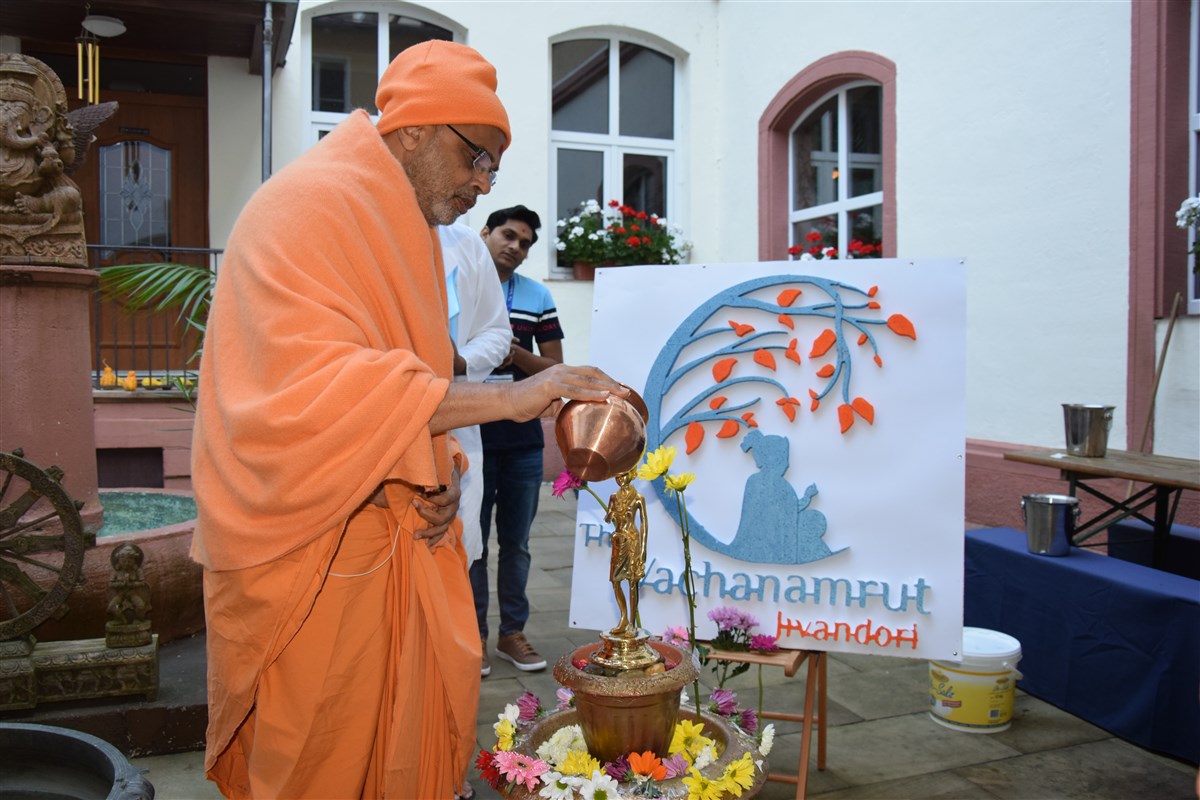 Gnaneshwar Swami performs an abhishek of Shri Nilkanth Varni upon arrival