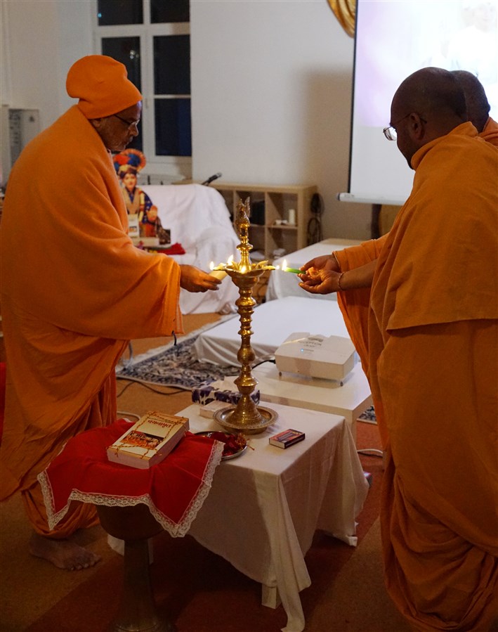 Swamis inaugurate the shibir by performing the deep pragatya