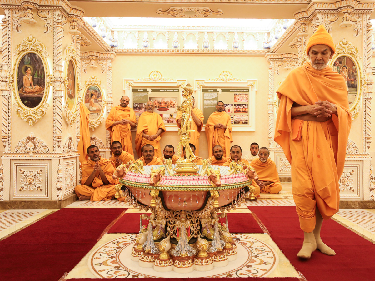 Param Pujya Mahant Swami Maharaj performs pradakshina of Shri Nilkanth Varni