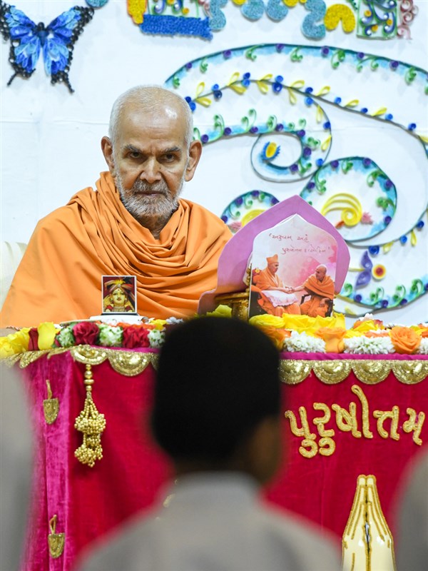 Swamishri listens to children's recitations 