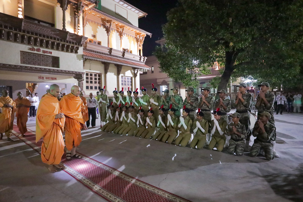 Students of BAPS Swaminarayan Vidyamandir, Gondal, doing darshan of Swamishri
