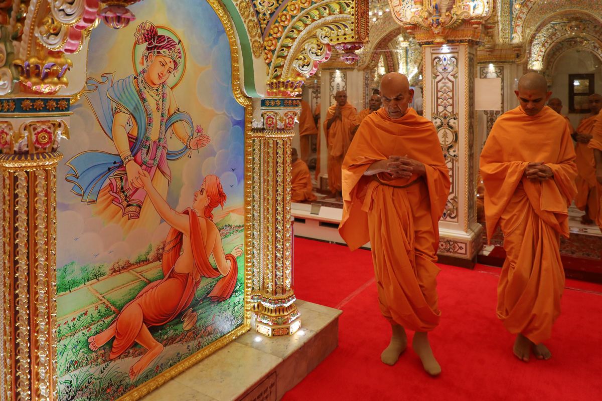 Swamishri performs pradakshina 