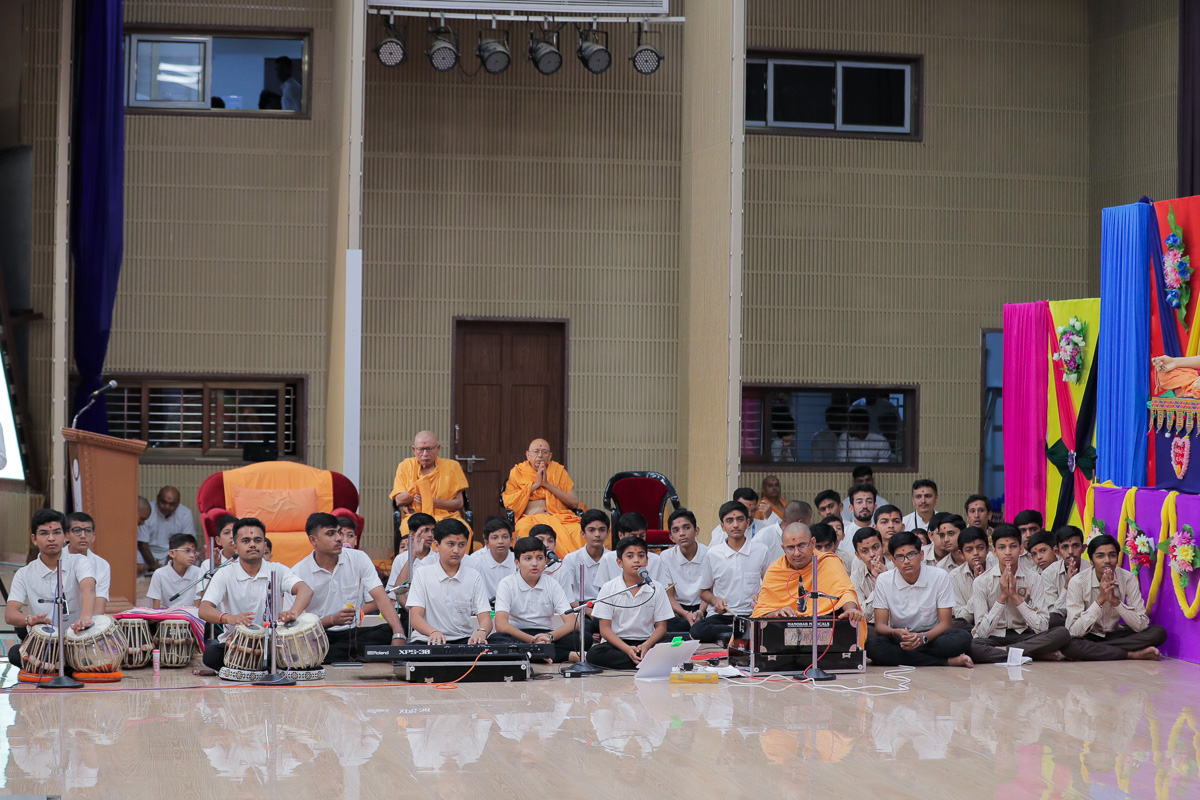 Students of BAPS Swaminarayan Vidyamandir, Gondal, sing kirtans in Swamishri's daily puja