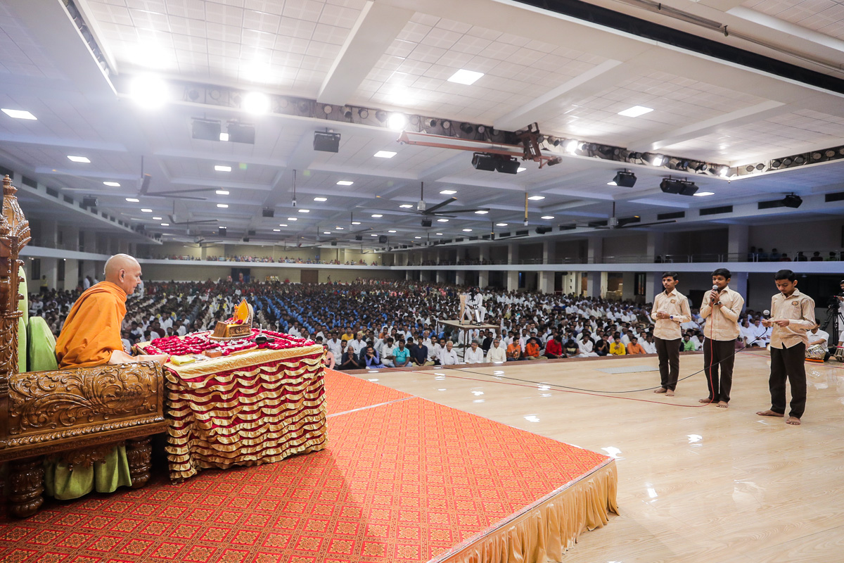 Students recite scriptural passages in Swamishri's puja