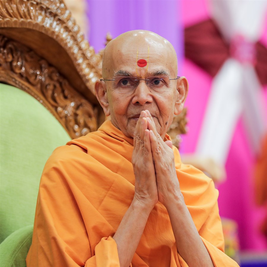 Swamishri greets all with folded hands