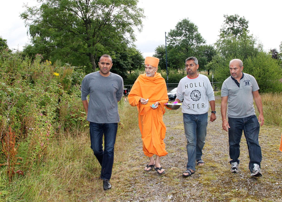 Mahant Swami visits the new mandir site - August 2015