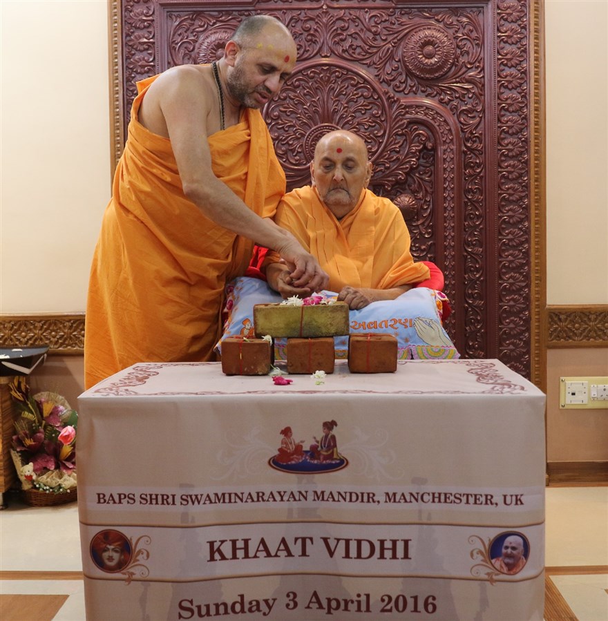 Pramukh Swami Mahraj blessing bricks for the ground-breaking ceremony - March 2016