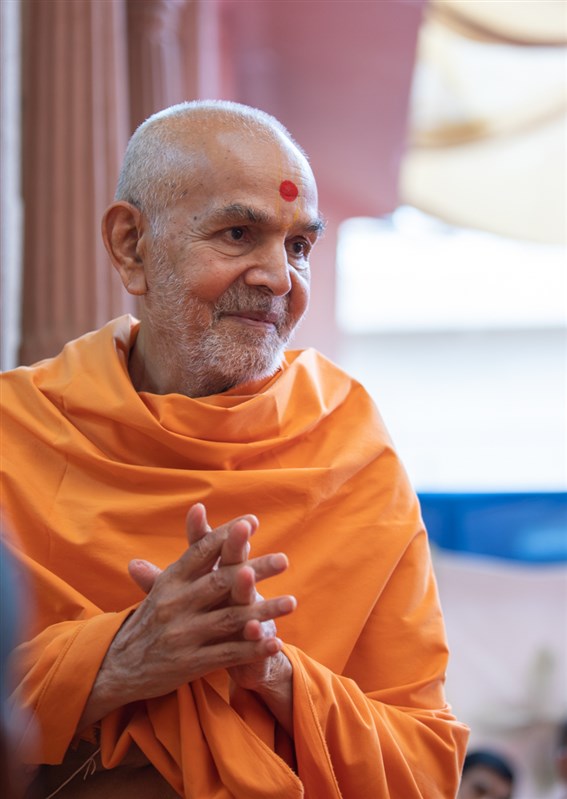 Swamishri greets all with folded hands