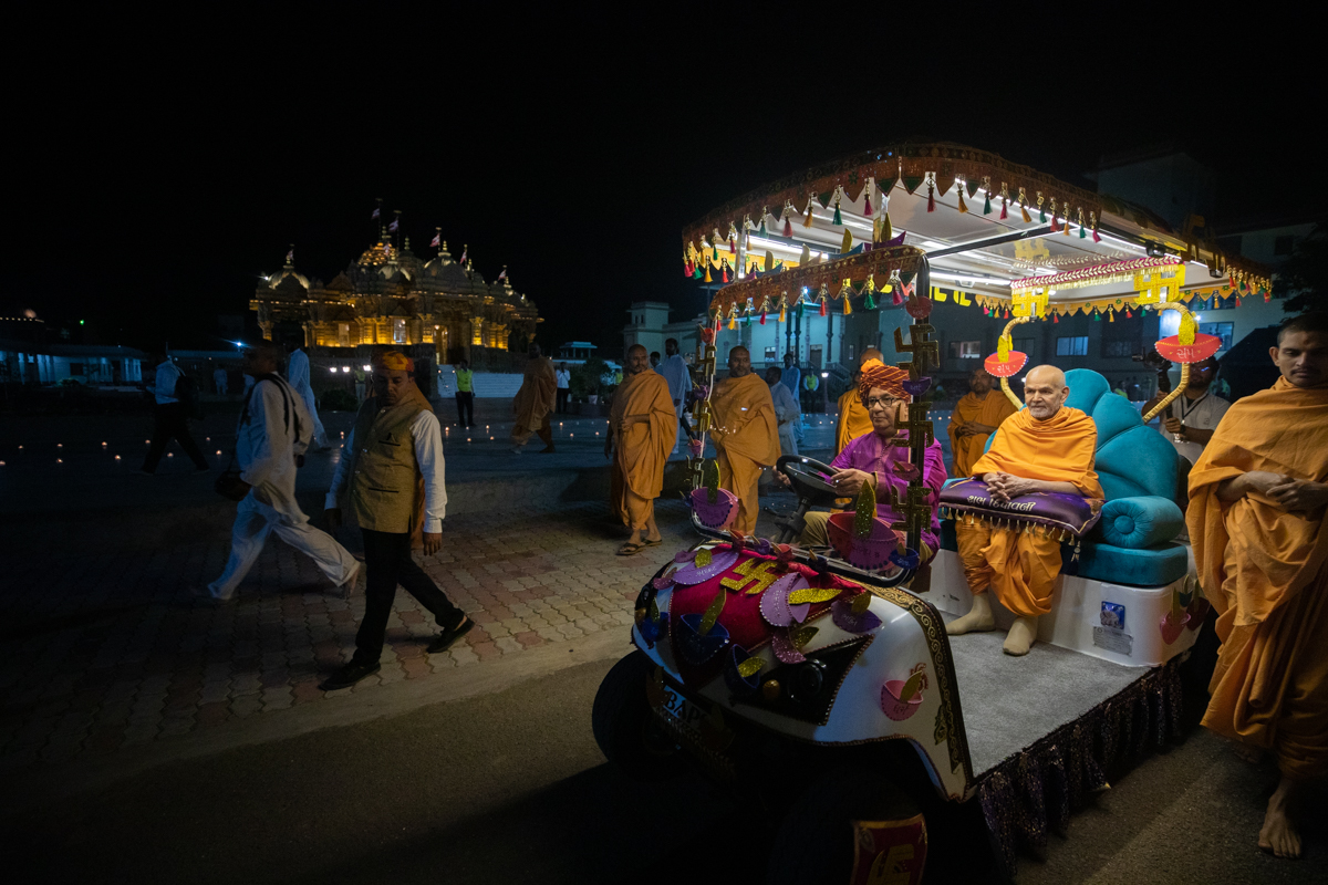 Swamishri on his way for Thakorji's darshan