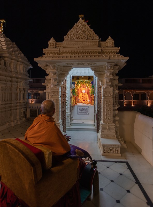 Swamishri engrossed in darshan of Brahmaswarup Pramukh Swami Maharaj