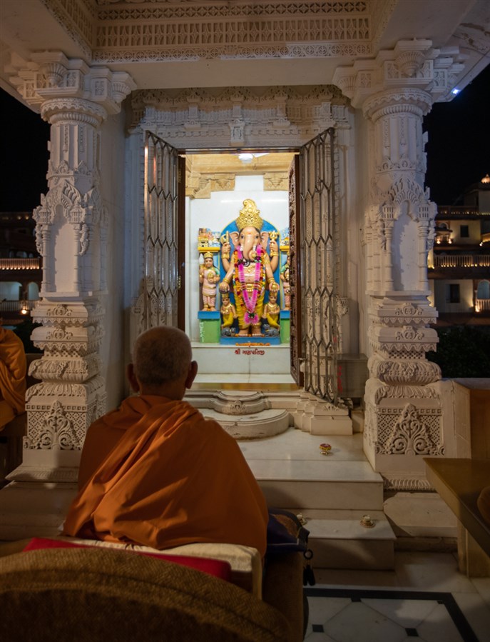 Swamishri engrossed in darshan of Shri Ganeshji