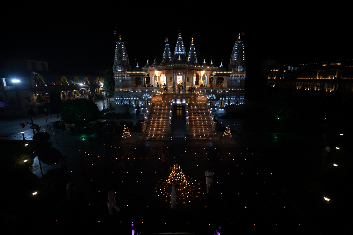 Diva (lamps) on the mandir steps and in the the grounds 