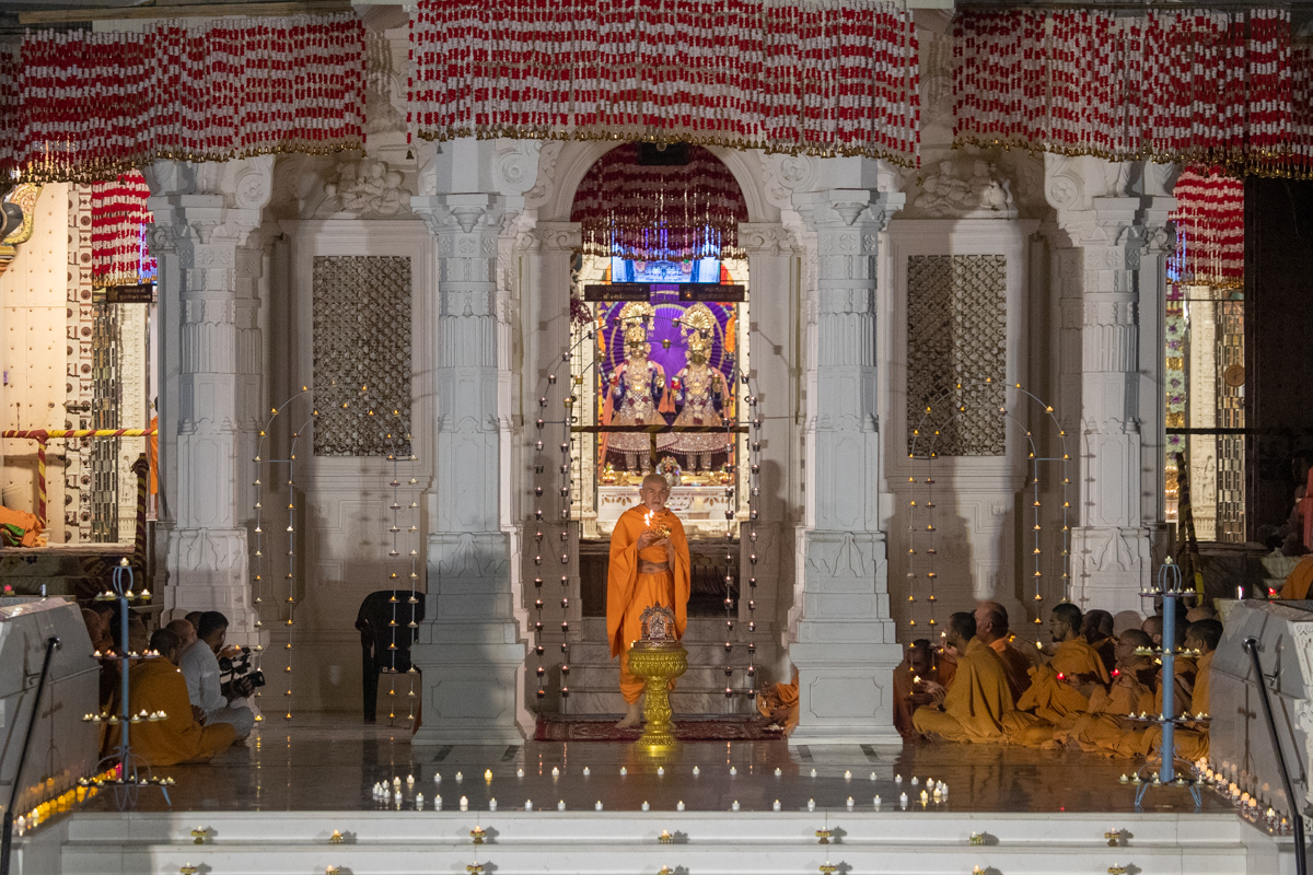 Swamishri performs the morning arti